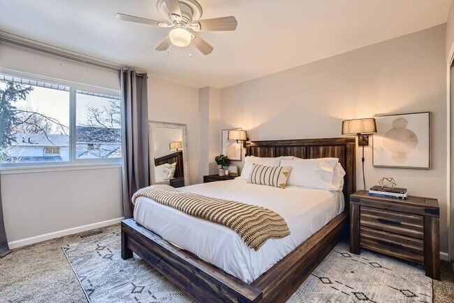 Foto del edificio - Corner Unit 2 BDR / 2.5 BA Townhome