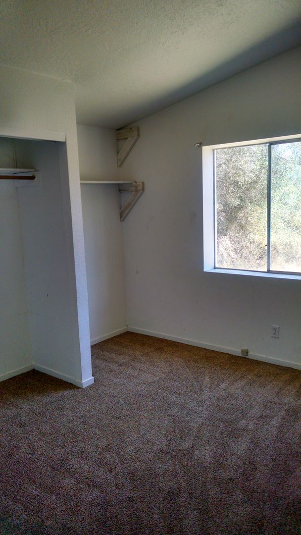 Building Photo - Larger 3/2 Manufactured home-Private-Marip...
