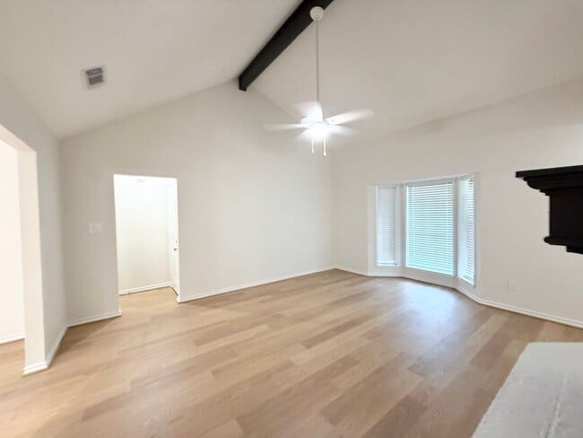 Building Photo - Elegant Recently Updated 3/2/2 Home in Ang...