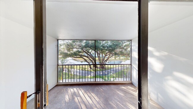 Building Photo - Beautiful 2 Bed / 2 Bath in Palm Club Vill...