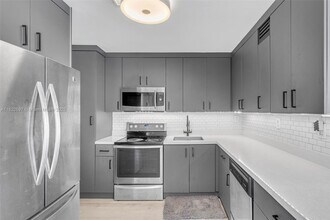 Building Photo - 6900 Bay Dr