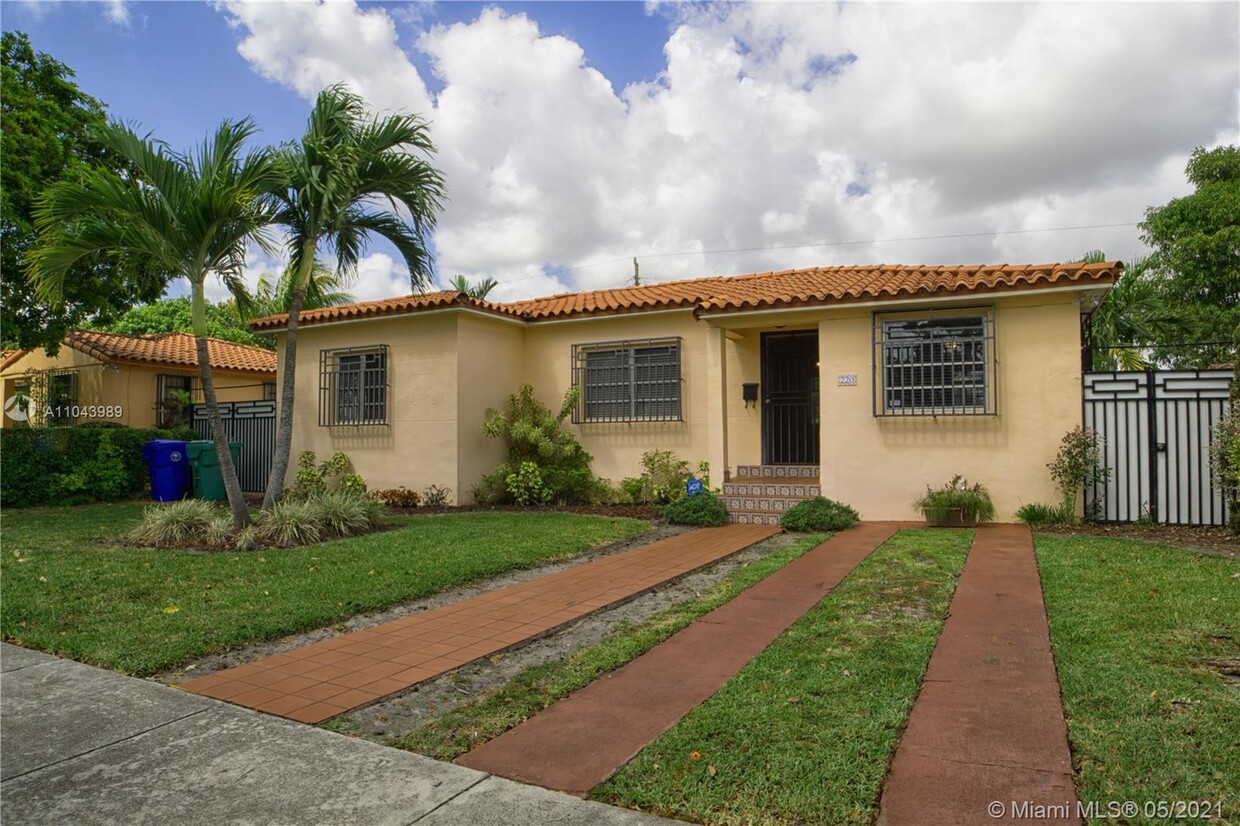 Foto principal - 220 SW 51st Ct