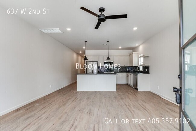 Foto del edificio - 637 W 2nd St