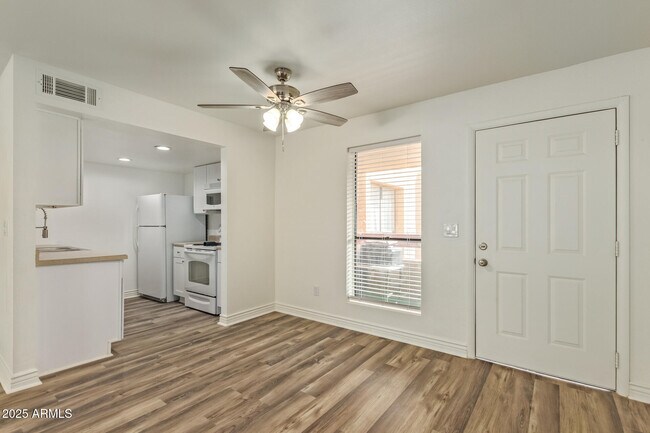 Foto del edificio - 3131 W Cochise Dr
