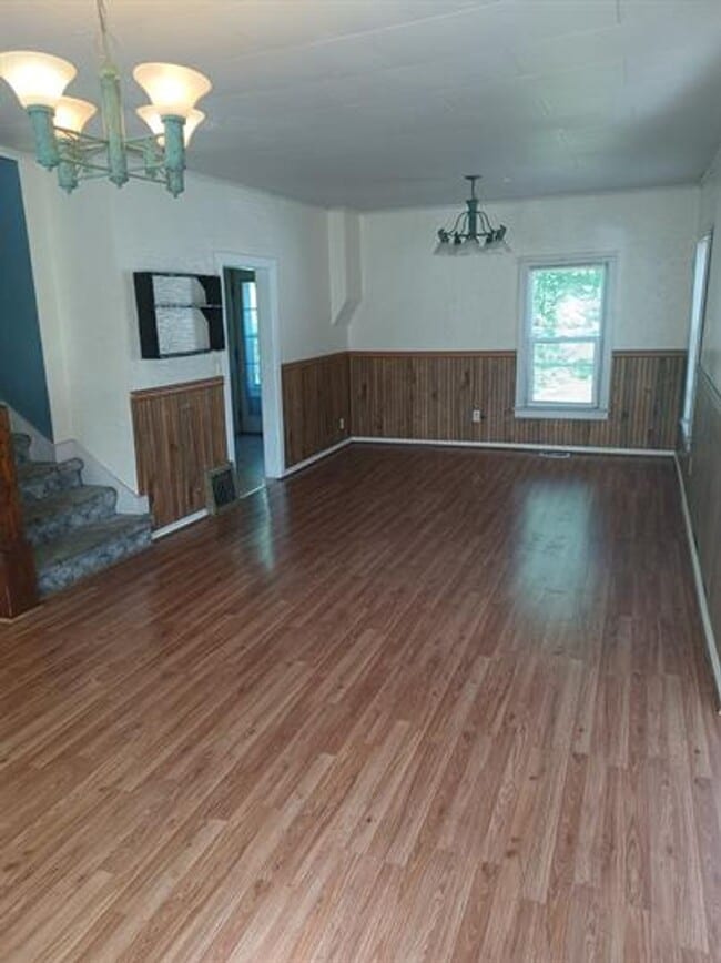 Building Photo - House Available for Rent