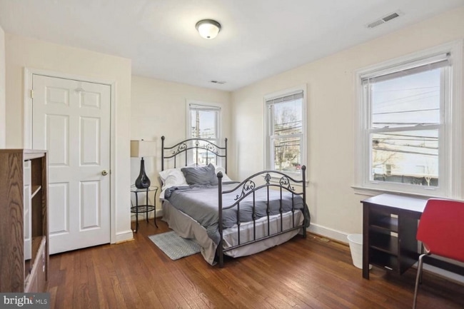 Photo - 844 Sligo Ave House