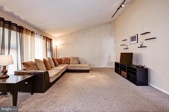 Foto del edificio - 1543 Bowling Green Dr N