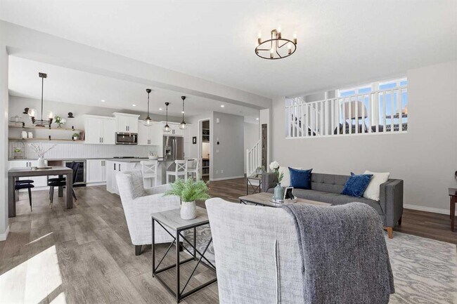 Photo du bâtiment - Spacious 3,000+ Sq. Ft. Yorkville Home | Up to 4 Bedrooms | Double Garage (IP60)