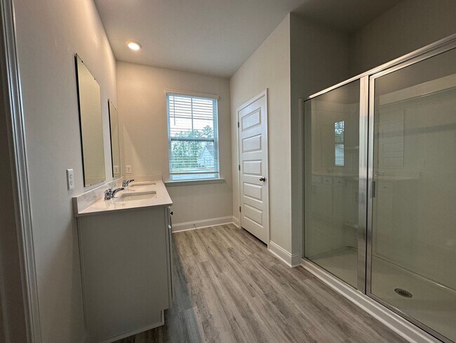 Foto del edificio - Beautiful new construction home in Richmond Hill, GA!