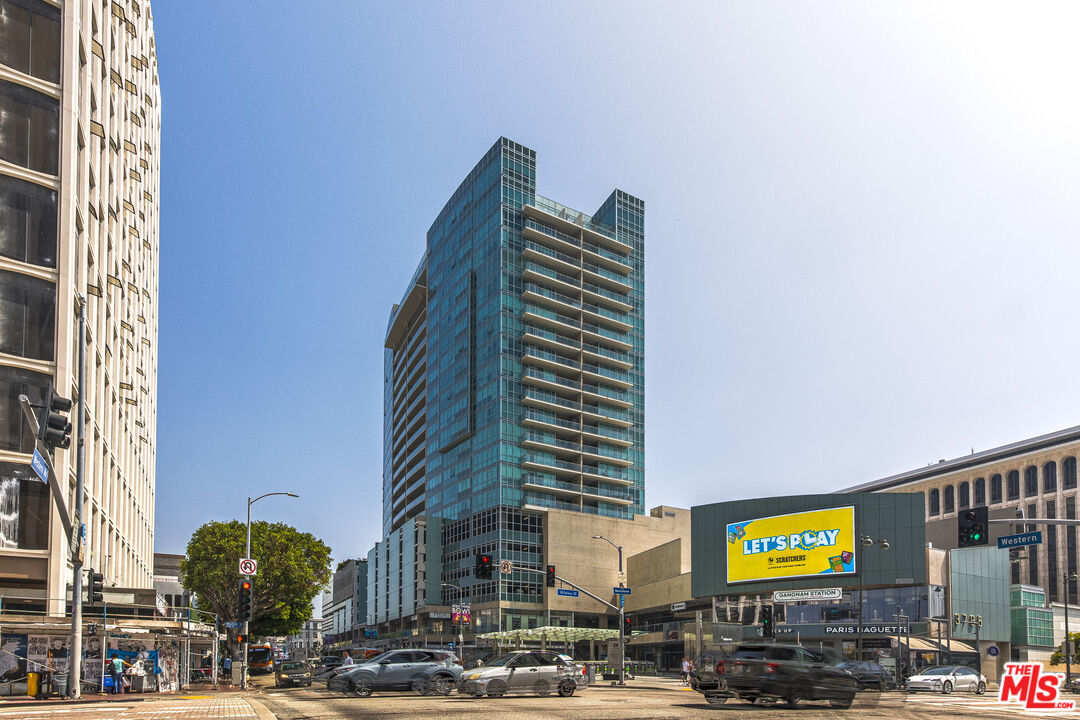 Foto principal - 3785 Wilshire Blvd