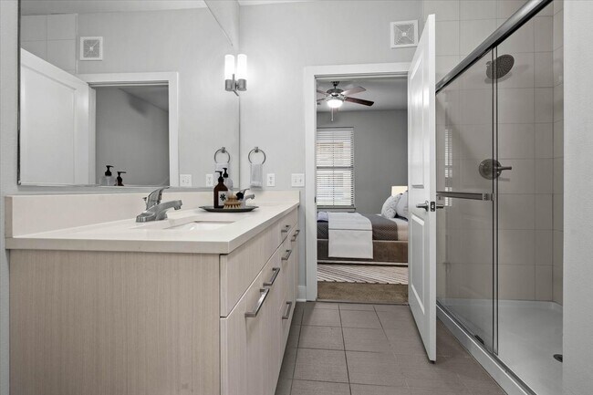 Baño - 46 Penn Apartment Homes