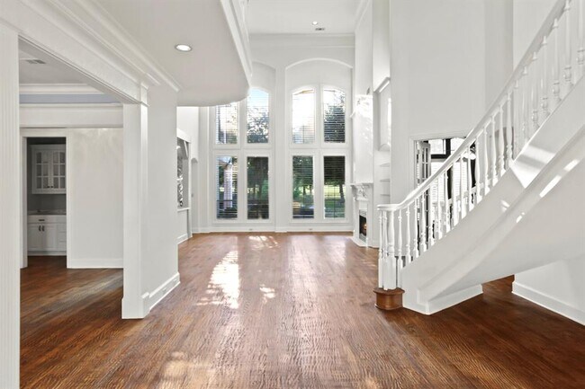 Building Photo - 6001 Pine Valley Dr
