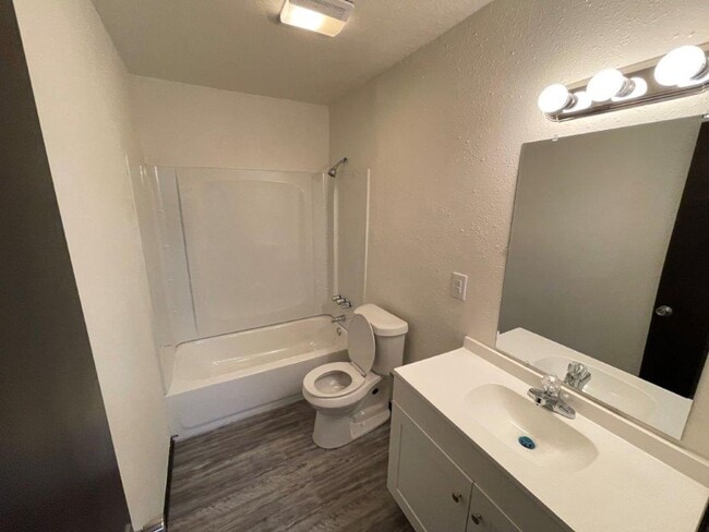 Building Photo - Updated 2 bed 1 bath duplex in Blanchard p...