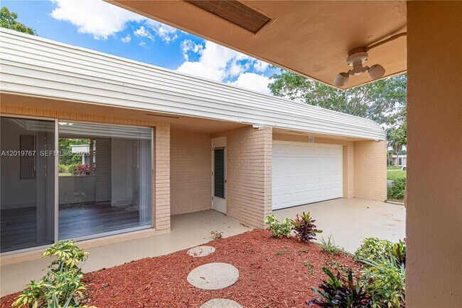 Foto del edificio - 5201 Yellow Pine Ln