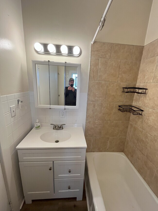 Building Photo - 115 June St