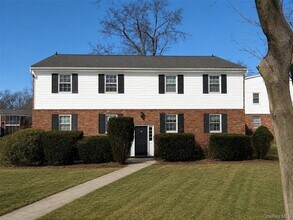 Building Photo - 7 Essex Ln