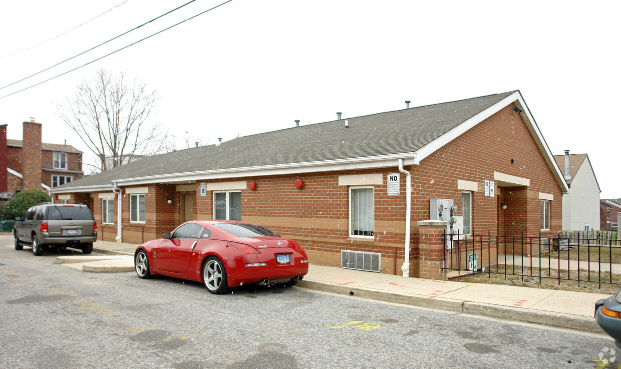 Primary Photo - Crossroads Apartments