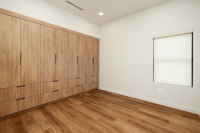 Foto del edificio - 701 Juniper Cir