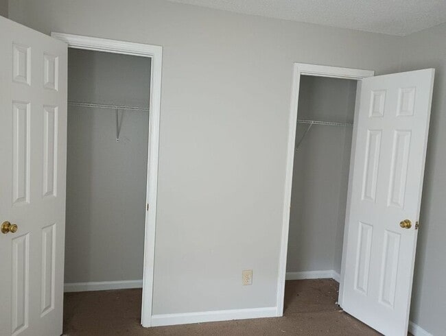 Building Photo - 4862 Royal Run Dr