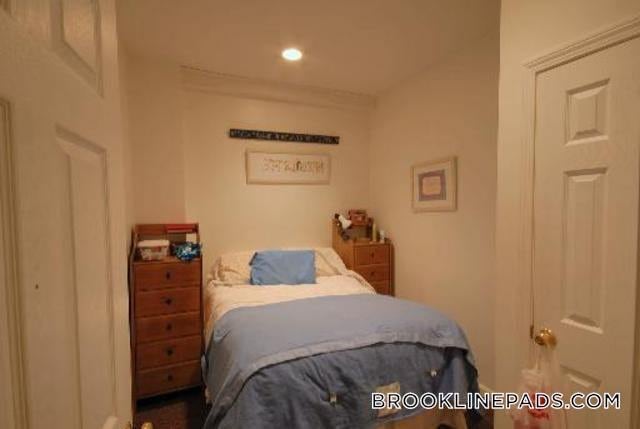 Building Photo - 1077 Beacon St