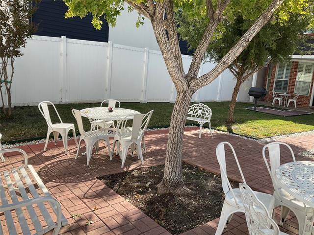 Foto del edificio - 2206 N Carroll Ave