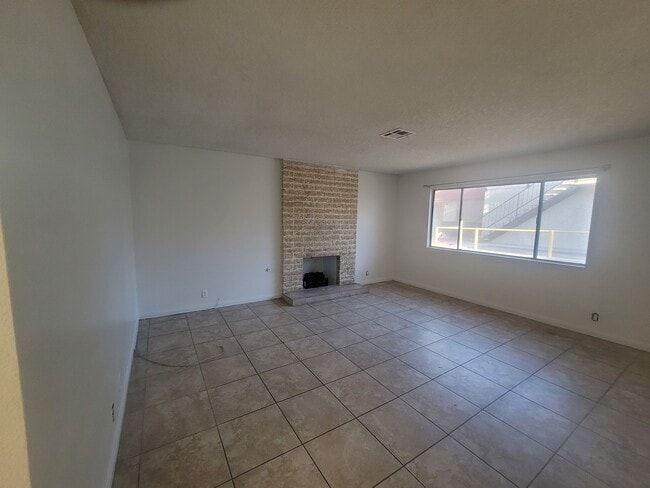 Building Photo - 5282 S Maryland Pkwy