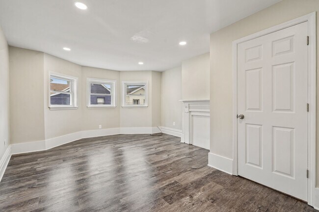 Building Photo - 223 13th St