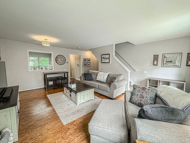 Foto del edificio - Gorgeous 2 Bed 2.5 Bath Townhome With A Fenced Yard In Exeter