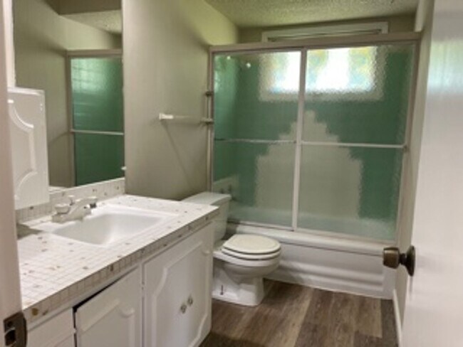 Building Photo - Spacious 3 Bedroom 1 bathroom Ranch located on the South Side