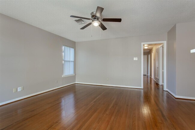 Foto del edificio - 6912 Wake Forrest Dr