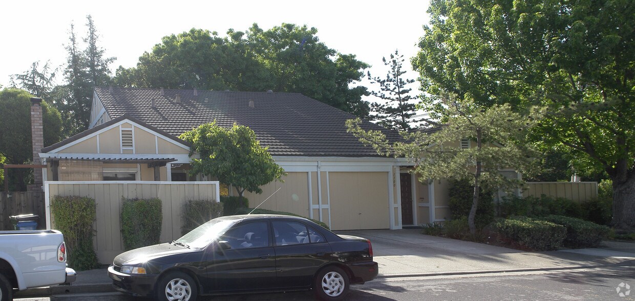 Building Photo - 1130-1132 Roxie Ln