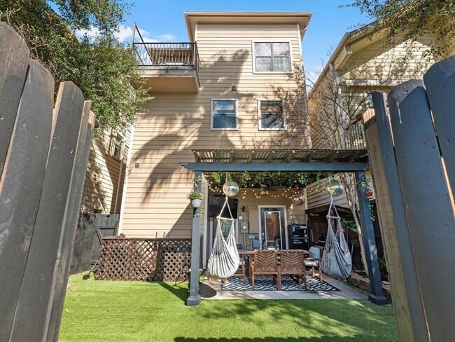 Foto del edificio - 905 Garden Oaks Terrace