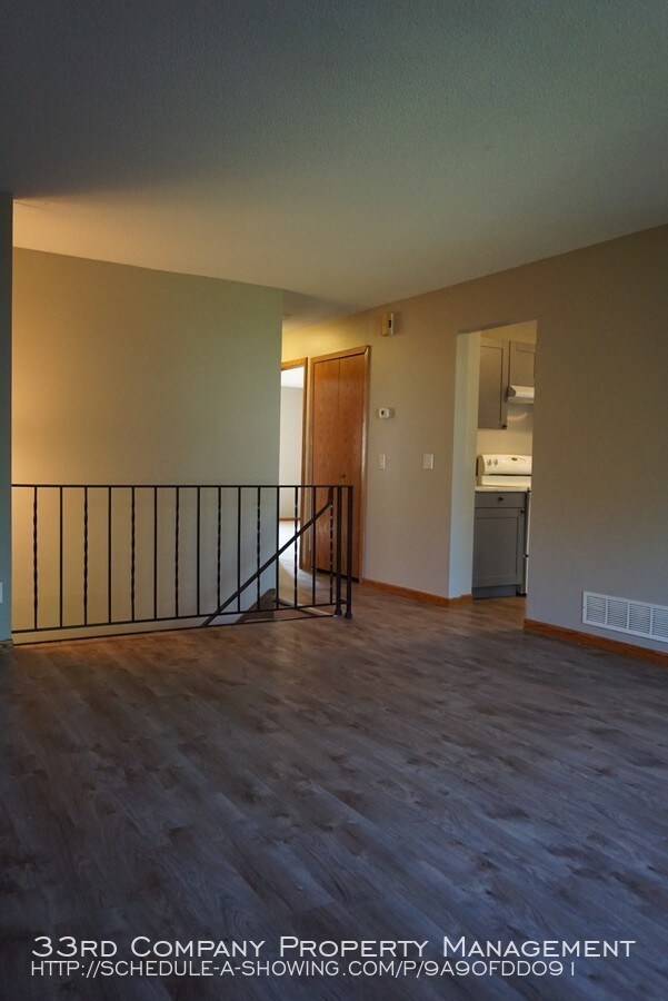 Building Photo - Freshly Updated Woodbury Twin Home!