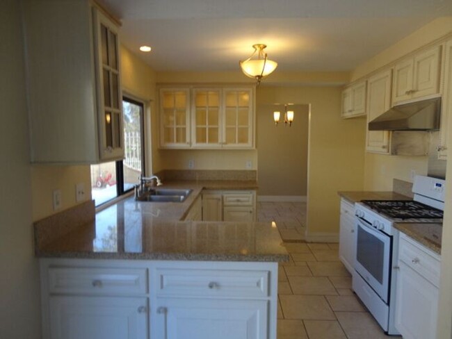 Building Photo - Nice 3 + 2.5 + Loft View Home Santa Clarita