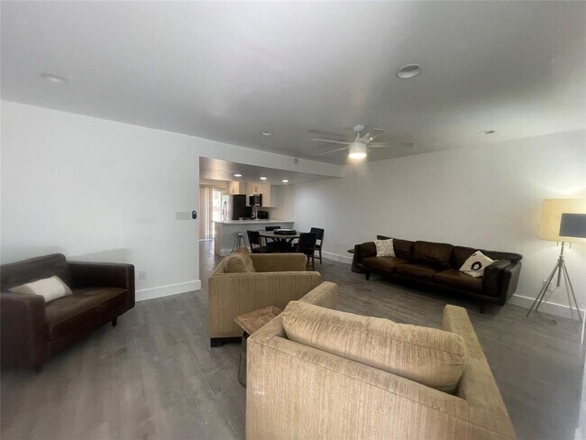 Building Photo - 6401 Chimney Creek Cir