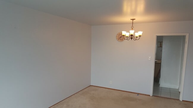 Building Photo - Spacious open 3 bedroom, 2 bathroom home i...