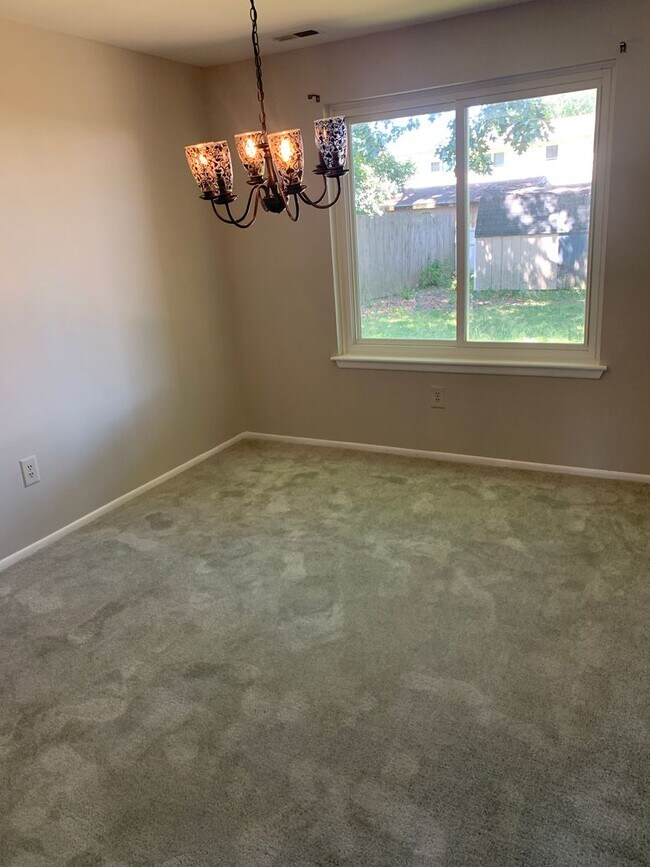 Foto del edificio - 3 Bedroom, 2.5 Bath single family home. Fenced yard with shed. New carpet and paint. Formal dinin...