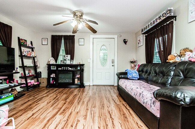 Foto del edificio - Please View 3D Virtual Walk-Through Before Scheduling a Showing