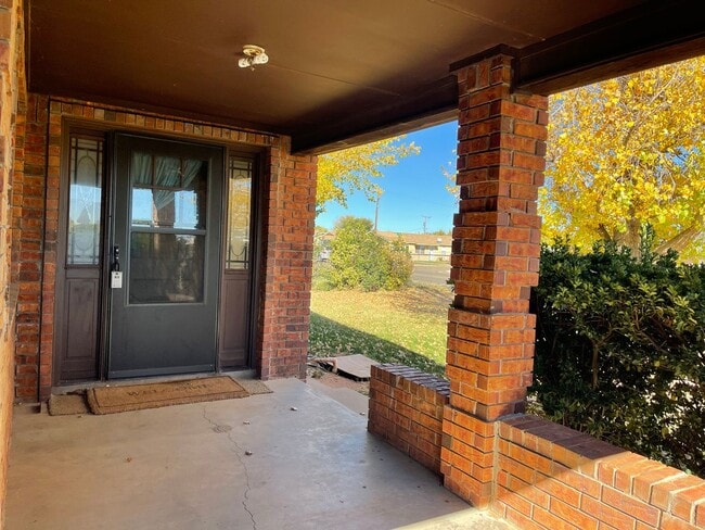 Building Photo - Spacious Home, Large En-suite Master Bath,  Pets Allowed