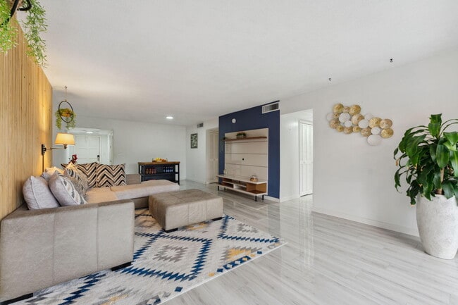 Building Photo - 3150 N Palm Aire Dr