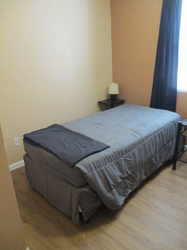 Foto del edificio - 702 Hughlett Ave