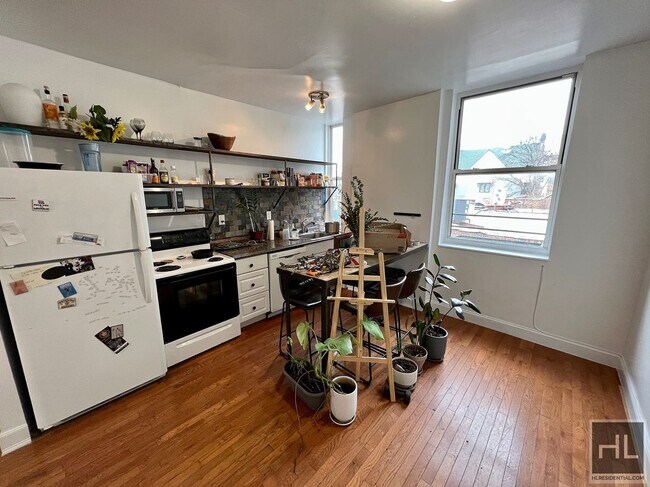 Building Photo - 2BR Single Family Above Storage Loft Apart...