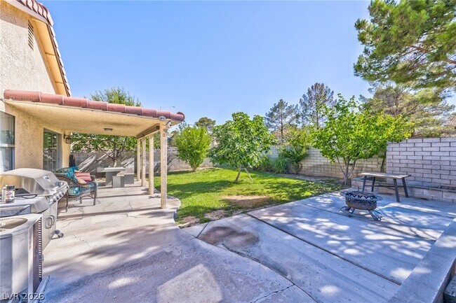 Foto del edificio - 640 Whispering Palms Dr