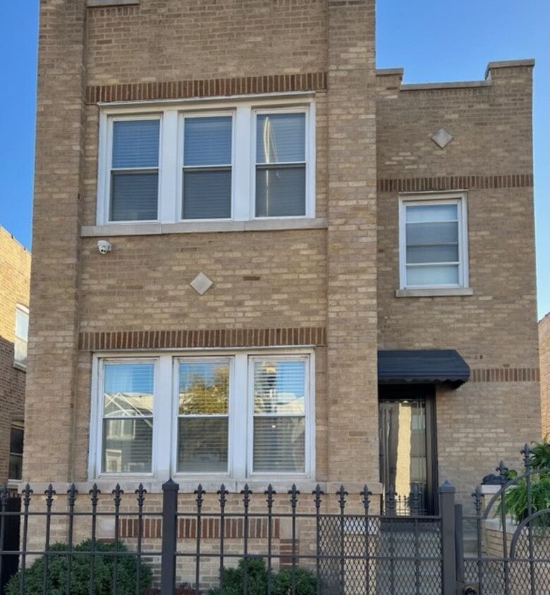 Foto principal - 2325 W Diversey Ave