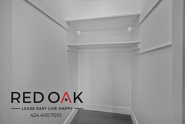 Foto del edificio - Outstanding Three Bedroom with Loads of Na...