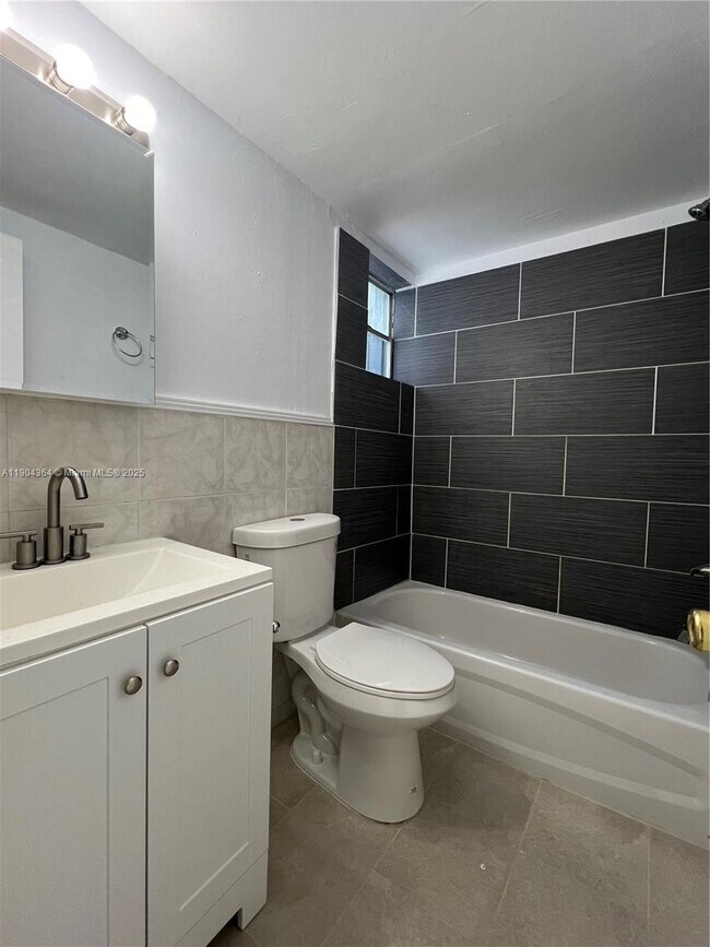 Foto del edificio - 5990 NE 4th Ct