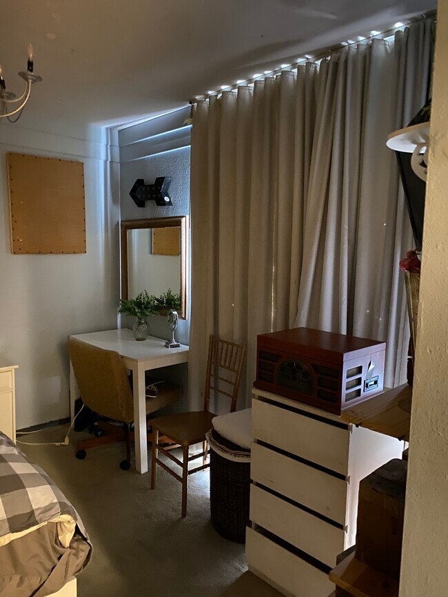 Foto del edificio - 1425 W 12th St