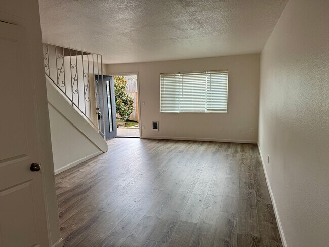 Foto del edificio - Better than Cool 2 bedroom in Creston-Kenilworth