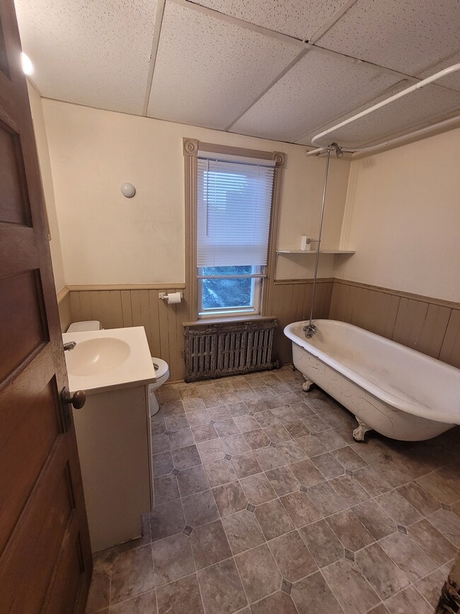 Building Photo - 225 Pleasant St