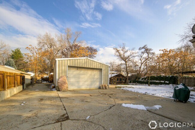 Building Photo - 6845 S Greenfield Way